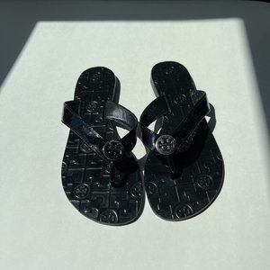 TORY BURCH Women’s Thora Patent Leather Flip Flop Sandal | Black | Size 7